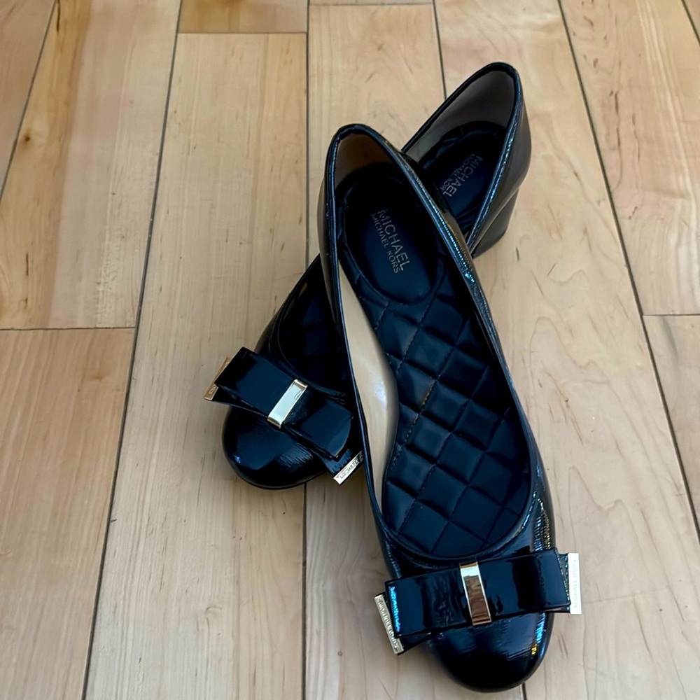 MICHAEL KORS BLACK PATENT LEATHER SIZE 9.5 M LADIES SHOES
